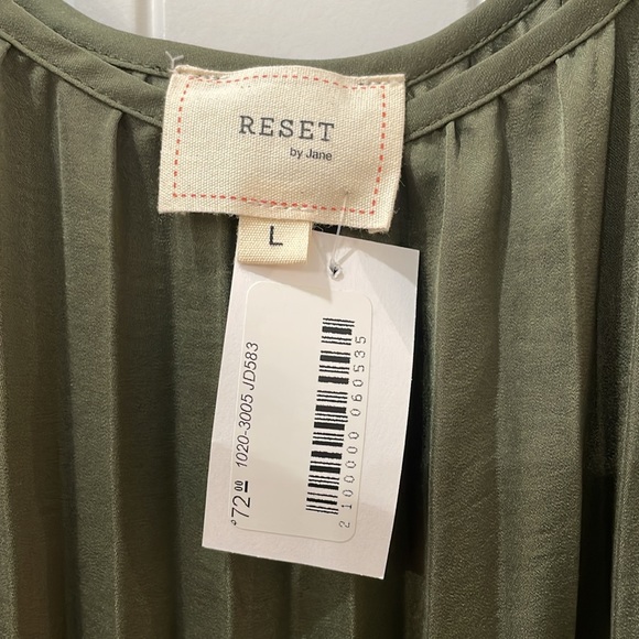 Green Pleated Dress - Picture 3 of 4